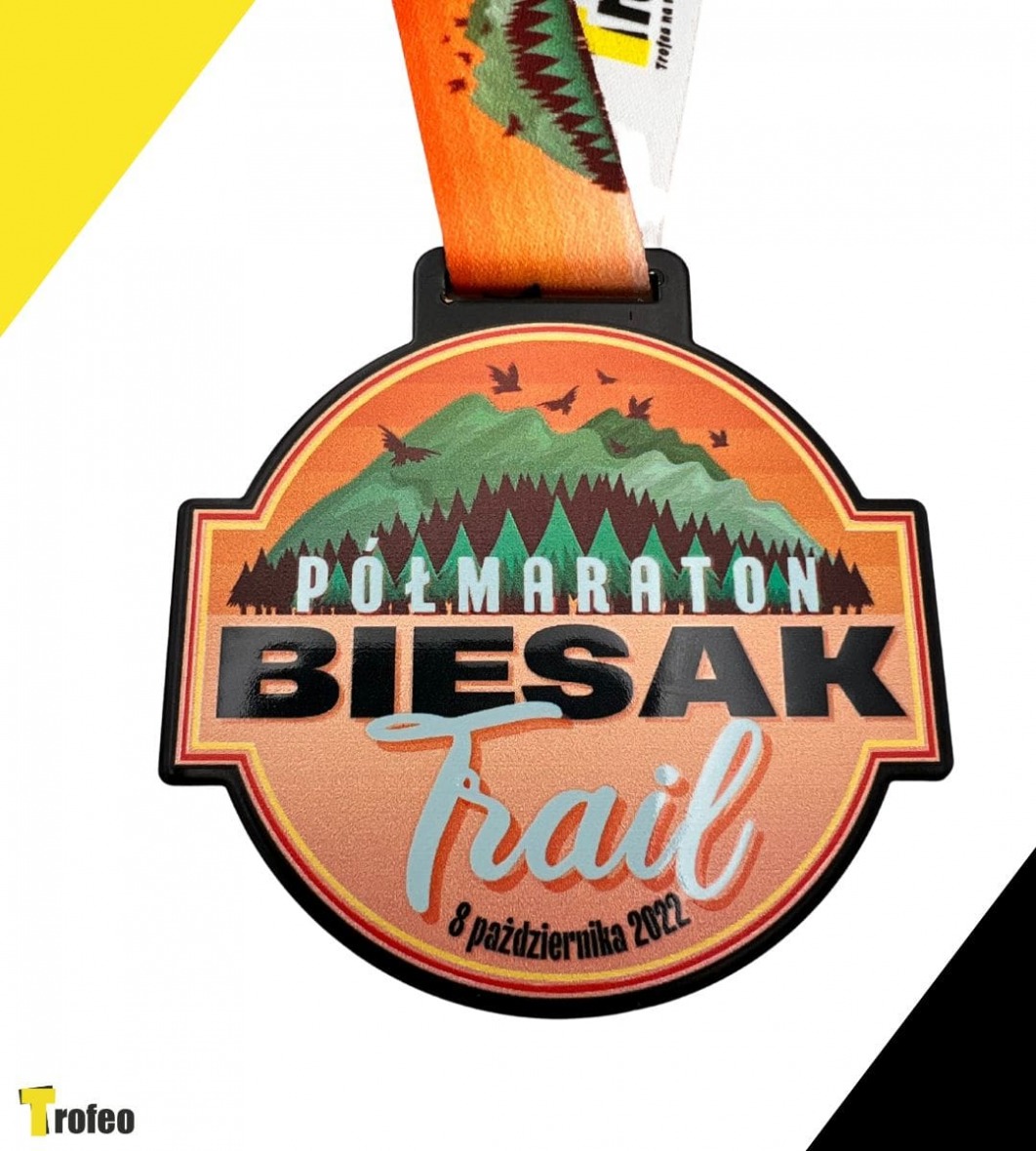 Metalowy medal na półmaraton Biesak Trail